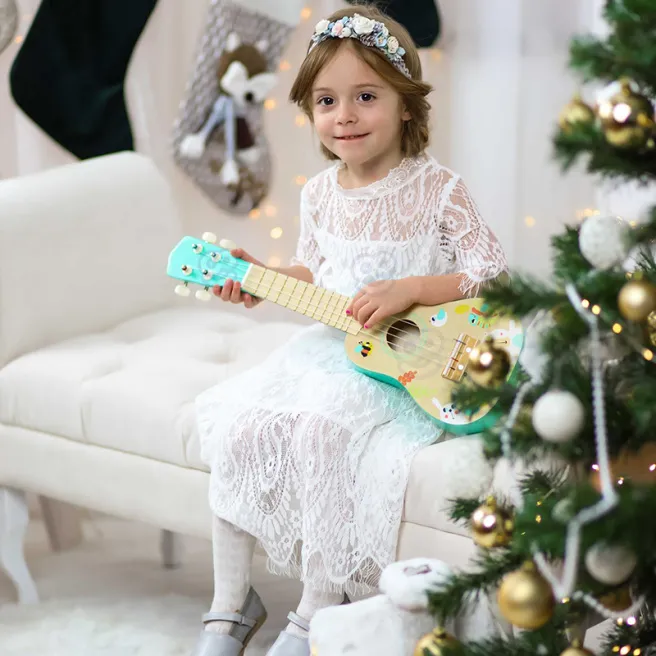 Chitară din lemn Tooky Toy, cod 57351 Chitară din lemn Tooky Toy, cod 57351